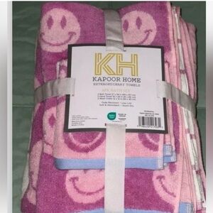 Kapoor Home Pink Smiley Face Towel Set